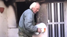 «Πάλευα με έναν κουβά να σώσω το σπίτι μου» λέει κάτοικος στη Φιλιππιάδα