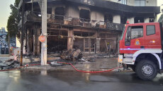 Κορωπί: Με μεγάλη ταχύτητα «καρφώθηκε» στο κατάστημα ο οδηγός που έχασε τη ζωή του