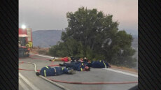 Φωτογραφία με εξουθενωμένους πυροσβέστες στη Χίο να είναι ξαπλωμένοι στην άσφαλτο - «Ξεκουράζονται για να επιστρέψουν»