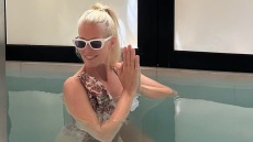 H Κλόντια Σίφερ έμεινε για 3 λεπτά σε πισίνα με κρύο νερό - «Θεέ μου είναι πολύ παγωμένα»