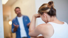 Γιατί μένουμε σε μια κακοποιητική σχέση – Η ψυχολόγος εξηγεί