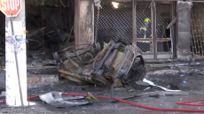 Τραγωδία στο Κορωπί: ΙΧ έπεσε σε κατάστημα και προκάλεσε φωτιά - Νεκρός ο οδηγός