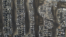 Εικόνες καταστροφής από τη φωτιά σε δυτική Ελλάδα και Χίο – Στάχτη έγιναν σπίτια, αυτοκίνητα, επιχειρήσεις και δάση