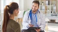 Ιδιώτες γιατροί στο ΕΣΥ: Ποιες θα είναι οι αμοιβές τους για επεμβάσεις και παθολογικά περιστατικά