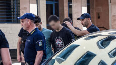 «Κάψατε την Πάτρα, ντροπή σας» - Εξαγριωμένοι πολίτες κινήθηκαν κατά των κατηγορούμενων για εμπρησμό έξω από τα δικαστήρια, δείτε βίντεο