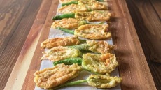 Οι τραγανοί κολοκυθοανθοί της Αγειορίτικης κουζίνας