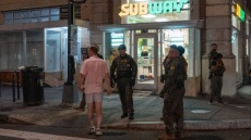 Βίντεο: Άνδρας στην Ουάσινγκτον κατηγορείται για κακούργημα επειδή χτύπησε ομοσπονδιακό πράκτορα με σάντουιτς 
