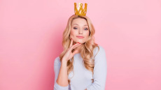 Η λατρεία στους διάσημους «ξυπνάει» τον ναρκισσισμό και τον υλισμό μέσα μας
