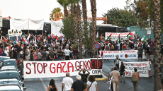 Συγκέντρωση του ΠΑΜΕ στο λιμάνι του Πειραιά για κρουαζιερόπλοιο από το Ισραήλ - Πέταξαν γιαούρτι στο κεντρικό λιμεναρχείο