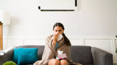 Είναι αλήθεια ότι μπορεί να μας αρρωστήσει το κλιματιστικό; Μία μικροβιολόγος απαντά