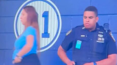 Αστυνομικός στη Νέα Υόρκη έγινε viral για το «τσεκάρισμα» γυναίκας φιλάθλου σε αγώνα μπέιζμπολ - Δείτε βίντεο