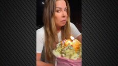 Η Άντζελα Δημητρίου σβήνει τα κεράκια της τούρτας της - «Χρόνια μου πολλά» είπε