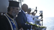 Στην επιμνημόσυνη δέηση των πεσόντων του καταδρομικού «Έλλη» ο Δένδιας: «Αιωνία τους η μνήμη»