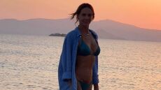 Η Νικολέττα Καρρά φωτογραφίζεται με φόντο το ηλιοβασίλεμα στη Νάξο