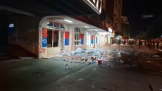 Διαδηλωτές στη Σερβία προκάλεσαν εκτεταμένες ζημιές σε γραφεία του κυβερνώντος κόμματος στην πόλη Νόβι Σαντ 