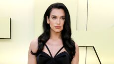 Η Ντούα Λίπα έκανε γιόγκα πάνω σε ένα SUP κατά τη διάρκεια των διακοπών της