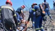 Πυροσβέστης έπεσε σε γκρεμό στην Πάτρα - Τον έσωσαν συνάδελφοί του από την ΕΜΑΚ