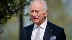 Έντονες αντιδράσεις για φωτογραφία του βασιλιά Κάρολου κάτω από πορτρέτο μονάρχη που πλούτισε από τη δουλεία στην Καραϊβική