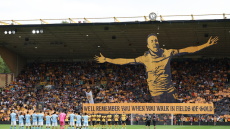 Συγκίνηση στο «Μολινό»: Το κορεό των οπαδών της Γουλβς προς τιμήν του Ζότα 