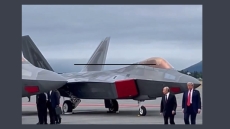 Έσυρε τον Πούτιν στο σπίτι των αντι ρωσικών μαχητικών αεροπλάνων