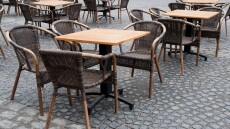 Mystreet: Σε λειτουργία το app καταγγελιών για τα τραπεζάκια που «καταπίνουν» τους δημόσιους χώρους
