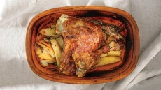 Αρνί με πατάτες στη γάστρα
