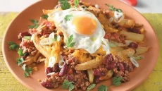 Η συνταγή της ημέρας: Μεξικάνικες πατάτες με μπίρα, τσίλι κον κάρνε και τηγανητό αβγό. Το μενού της εβδομάδας (18/8 έως 24/8)