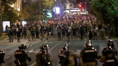 Αντικυβερνητικές διαδηλώσεις με βίαια επεισόδια για άλλη μια νύχτα στη Σερβία - Έκαψαν γραφεία του κόμματος Βούτσιτς
