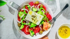 8 «χωριάτικες» σαλάτες από τη Μεσογείου για το καλοκαιρινό τραπέζι