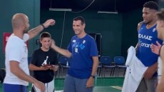 Τούρτα γενεθλίων στον Ζήση, ανεβάζει στροφές ο Γιάννης Αντετοκούνμπο στις προπονήσεις της Εθνικής, δείτε βίντεο