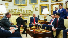 Όλα όσα έγιναν μπροστά στις κάμερες στον Λευκό Οίκο: Ο διαβασμένος Ζελένσκι, ο μετρημένος Τραμπ και ο αμίλητος Βανς