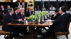 Οι εγγυήσεις ασφαλείας και η τριμερής στο επίκεντρο του διαλόγου του Τραμπ με Ζελένσκι και Ευρωπαίους ηγέτες