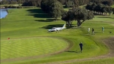 Αυστραλία: Εκπαιδευτικό αεροσκάφος έκανε αναγκαστική προσγείωση σε γήπεδο γκολφ - Δείτε βίντεο