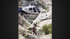 Δραματικός απεγκλωβισμός στην Καλιφόρνια: Αστυνομικοί έσωσαν άνδρα που είχε παγιδευτεί πίσω από καταρράκτη για δύο ημέρες - Δείτε βίντεο
