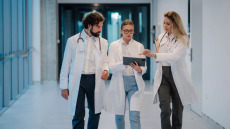 ΕΣΥ: Πώς οι ιδιώτες γιατροί θα πραγματοποιούν χειρουργεία στα δημόσια νοσοκομεία