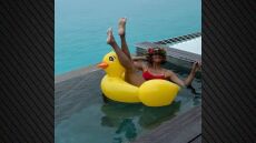 Η Χάλι Μπέρι χαλαρώνει στην πισίνα - «Αξιοποιώντας μια συννεφιασμένη μέρα» έγραψε