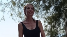 H Νίκη Κάρτσωνα φιλοσοφεί για τις διακοπές: Ξεγνοιασιά, ανεμελιά, ελευθερία, απλότητα, ένα μαγιό, μια θάλασσα