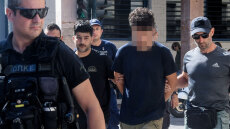 Επιμένουν οι γονείς του 25χρονου που προφυλακίστηκε για τη φωτιά στην Πάτρα: «Υπό κράτηση» δεν είναι ο γιος μας, αλλά ο εθελοντισμός