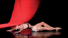 Roberto Bolle: Ο βασιλιάς του μπαλέτου εμπνέεται από τον Pierre Cardin