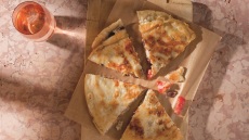 Ντοματόπιτα με αντζούγιες και ελιές Καλαμών
