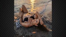 Η Σοφία Παυλίδου ποζάρει ξαπλωμένη στα βράχια με φόντο το ηλιοβασίλεμα - Οι φωτογραφίες από τις διακοπές της