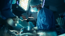 ΕΣΥ: Πώς οι ιδιώτες γιατροί θα πραγματοποιούν χειρουργεία στα δημόσια νοσοκομεία