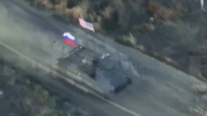 Ρωσικό τανκ κυκλοφορεί στο μέτωπο της Ουκρανίας με ρωσική και αμερικανική σημαία - Δείτε βίντεο