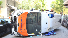 Κατέληξε ο ασθενής μετά την ανατροπή ιδιωτικού ασθενοφόρου στο Γουδί - Δείτε βίντεο και φωτογραφίες