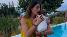 Η Παυλίνα Βουλγαράκη νανουρίζει την κόρη της - Δείτε βίντεο