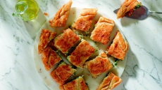 Χορτόπιτα τηγανητή, με μυρωδικά και λιαστή ντομάτα