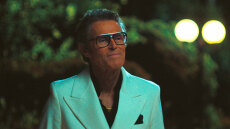 Ο Γουίλεμ Νταφόε «ντύνεται» Ωνάσης, χορεύει γυμνός ζεϊμπέκικο και μας προσκαλεί σε ένα κινηματογραφικό «Πάρτι Γενεθλίων»