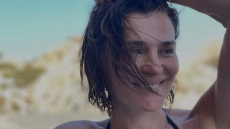 H Μαρία Ναυπλιώτου φωτογραφίζεται με μαγιό και μιλά για τον «αντιφατικό Αύγουστο» με στίχους του Ελύτη
