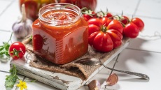 Καλοκαιρινές ντομάτες: Σάλτσες και συνταγές για να τις απολαμβάνουμε όλο τον χρόνο