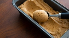 Φτιάχνουμε σπιτικό παγωτό  με ζαχαρούχο γάλα - Πώς πετυχαίνουμε την τέλεια υφή